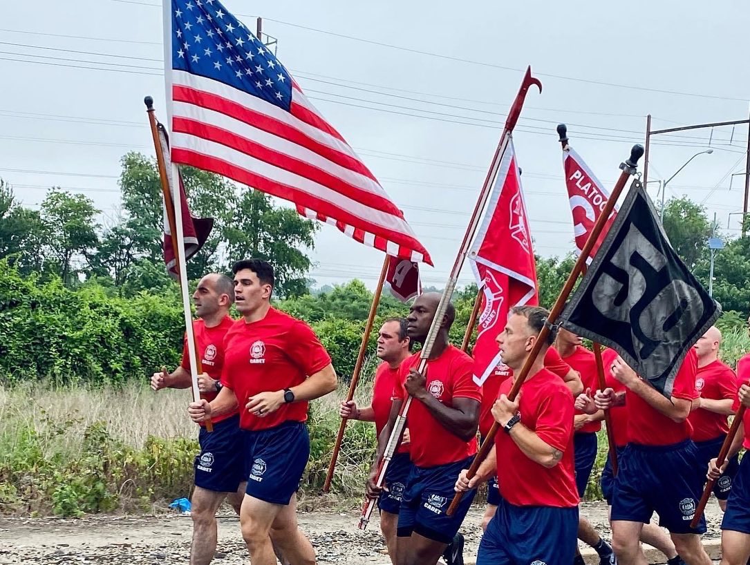 PhillyFireDept's tweet photo. The cadets of Class 199 honored the memory of Lt. Sean Williamson during their run today at @Philly_FA by carrying the flags of Engine 59/Ladder 18, where he last served. #LODD https://t.co/XN2ITubQjG