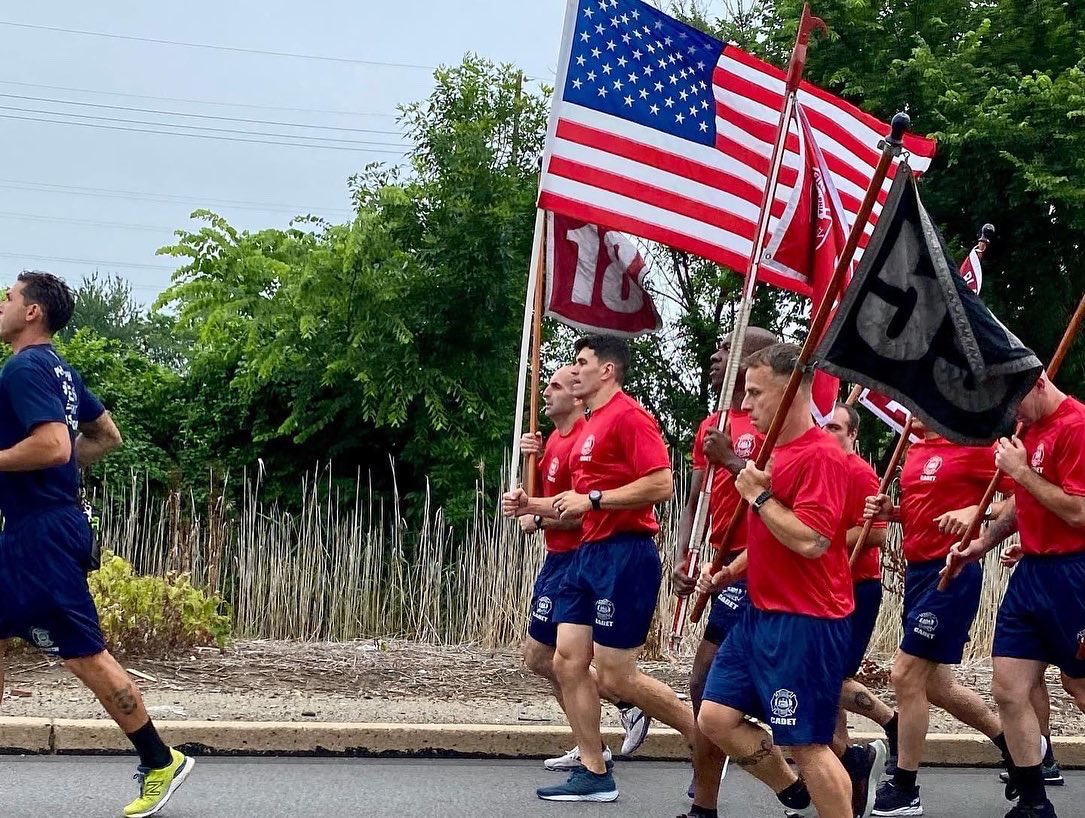 PhillyFireDept's tweet photo. The cadets of Class 199 honored the memory of Lt. Sean Williamson during their run today at @Philly_FA by carrying the flags of Engine 59/Ladder 18, where he last served. #LODD https://t.co/XN2ITubQjG