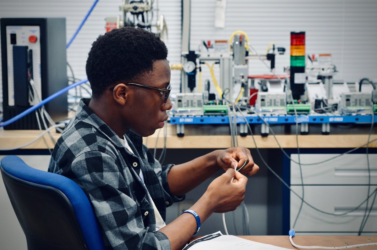 NOVAIET's tweet photo. #EngineeringTechnology Bridge Program HS juniors and seniors doing hands-on mechatronics at the @NOVAcommcollege Fab Lab and then touring @MicronTech to see where the bridge could lead! #EveryProgramAchieves #CollegePrep #InDemandTech #BoldlyNOVA https://t.co/nt2SbHAmWg