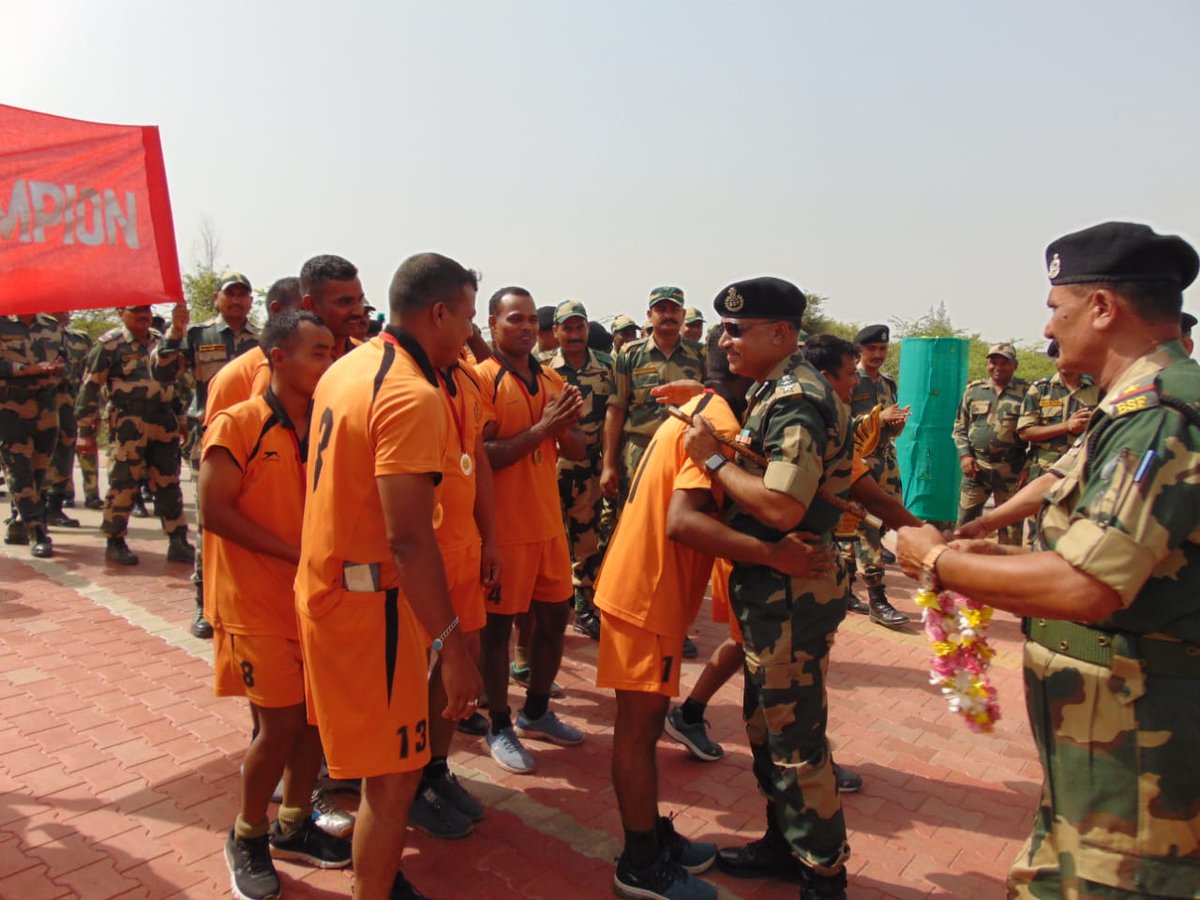 BSF_Gujarat's tweet photo. "Champions Train, Losers Complain"
@BSF_Gujarat 102 Bn gave a rousing welcome to the players of the Inter Battalion Frontier Level Body Building Competition, who won the Championship.
#JaiHind
#EspiritDeCorps
#sports
#bodybuilding
#games
#Motivation https://t.co/RkMMmzQwoK