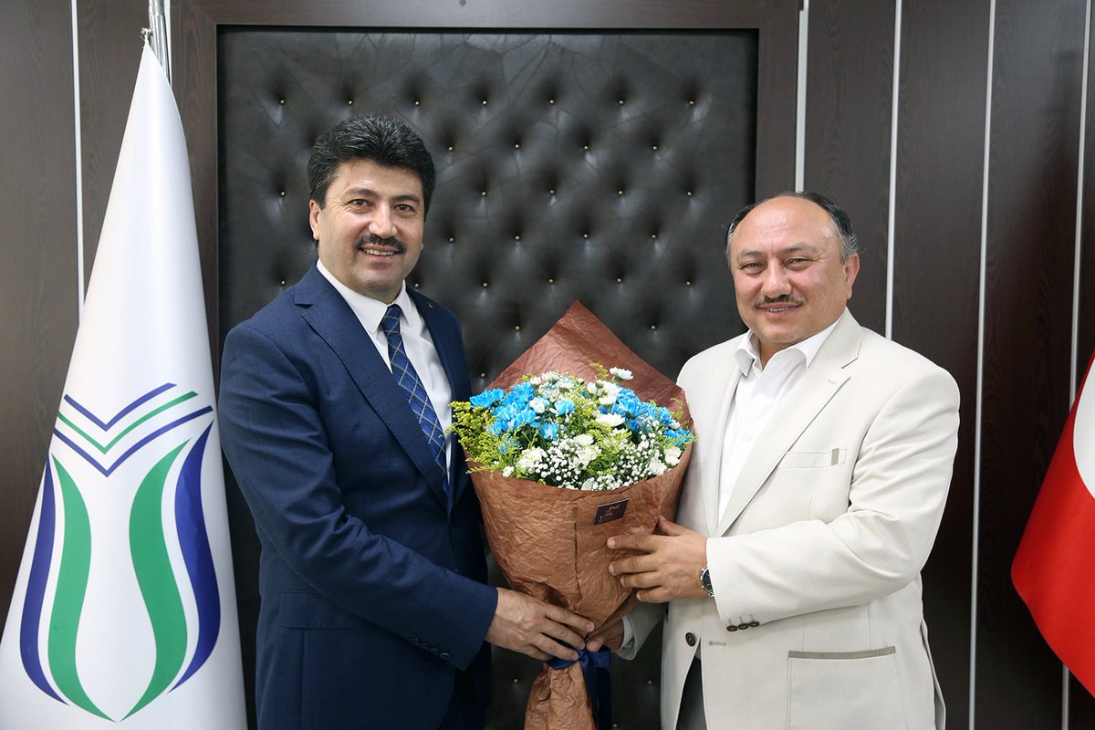 rektorsaribiyik's tweet photo. Teknoloji Fakültemizde bayrak değişimini gerçekleştirdik.

Yusuf hocam, emeklerinize teşekkür ederim. Kıymetli katkılarınız oldu. Zafer hocam, kolaylıklar dilerim, Allah yardımcınız olsun.

Üniversitemize ve fakültemize hayırlı olsun.

@TatlZafer https://t.co/xscujL1tui