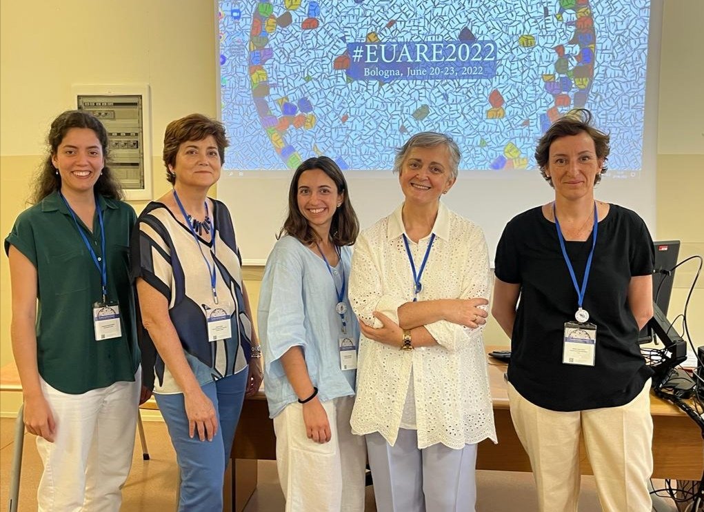 beatriz_comella's tweet photo. @EducacionUNED La profesora Beatriz Comella ha participado en el Congreso sobre Religión y Diversidad, celebrado en Bolonia 20-23 junio, invitada a un panel sobre Sororidad cristiana. En la foto, con otras profesoras y doctorandas. https://t.co/tTJUqkyrwx