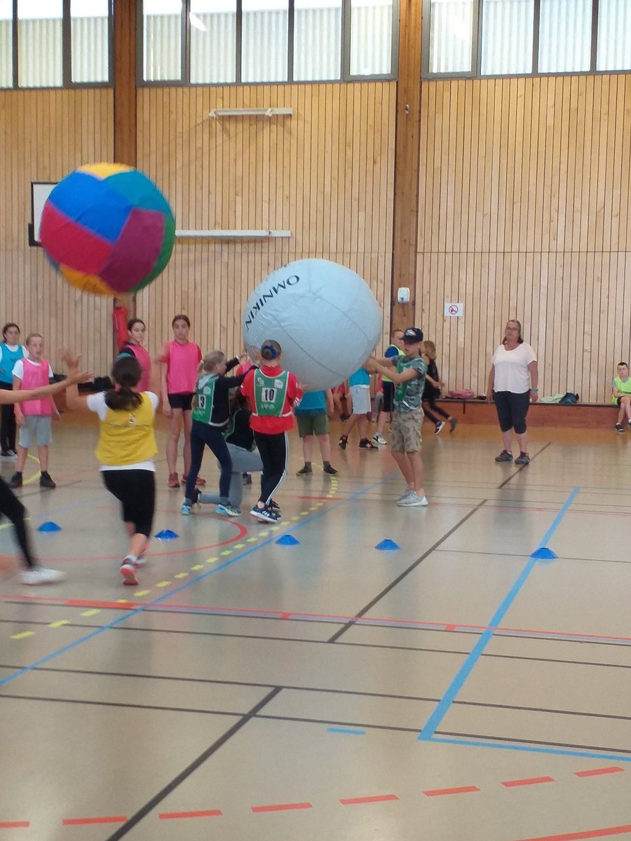 Nathali12618603's tweet photo. Journée olympique pour les élèves du secteur de Veynes
C'est autour d'ateliers athlétiques et de jeux innovants que les CM2 et de 6ème se sont donnés RDV "pour la paix".#2024#bougepourlapaix#cooperation https://t.co/7230Y3wGUe