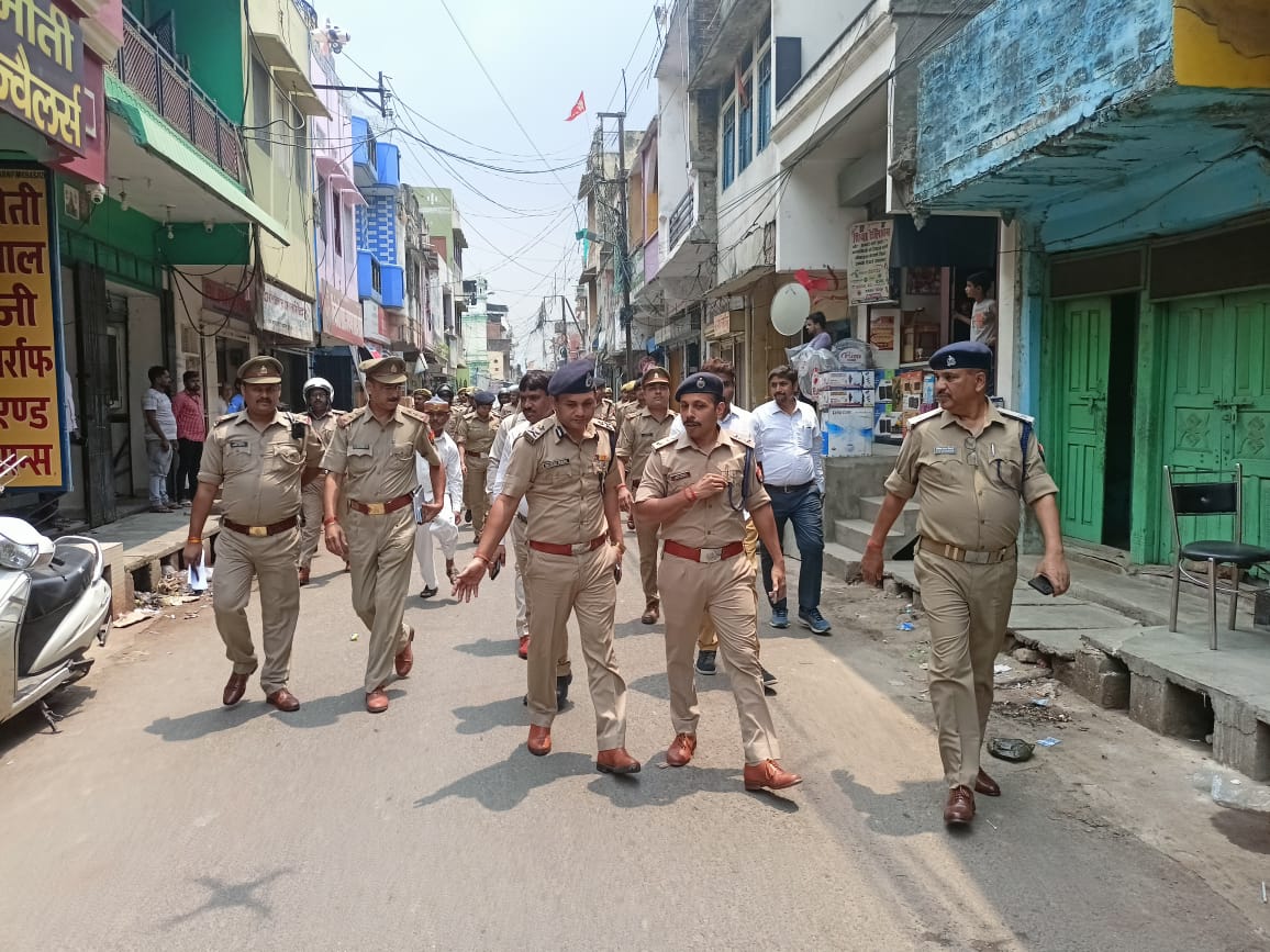 digbasti's tweet photo. आज दिनाँक-24-06-2022 को #IGRANGE BASTI द्वारा पुलिस अधीक्षक बस्ती के साथ जुमे की नमाज़ को लेकर आज शहर में शान्ति एवं सुरक्षा के दृष्टिगत थाना कोतवाली क्षेत्र के मुख्य बाजारों में फ्लैग मार्च किया गया और असामाजिक तत्वों को सख्ती से निपटने के संदेश दिए गए @Uppolice @AdgGkr https://t.co/NPhzaioUZb