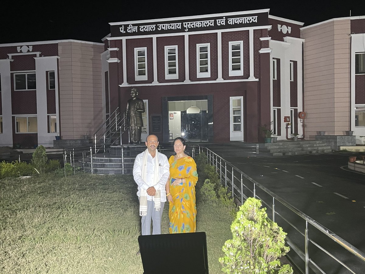HarishD_BJP's tweet photo. बस्ती के युवाओं के भभिष्य के निर्माण में सहयोग करने के लिए बनाए गए पण्डित दीन दयाल उपाध्याय पुस्तकालय एवम् वाचनालय का अवलोकन अपनी श्रीमती जी के साथ किया । https://t.co/nC6X5TkYTk