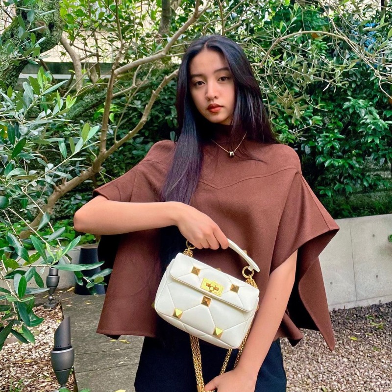 MaisonValentino's tweet photo. An iconic bag, now in new dimensions.​

#Kōki, #JessicaJung, #ShuzoOhira, #SarahLysander and #MarcForne were all seen with the new #VALENTINOGARAVANI Small #RomanStud bag.​

Shop the accessory now in new hues at https://t.co/kBdIozd26A