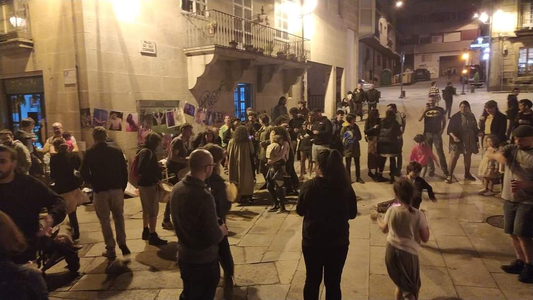 O Lume Novo ardeu en Ourense enchendo a rúa de rebeldía e festa popular. Porque as rúas son nosas e a alegría é o combustíbel da nosa revolta. Viva o lume novo! Vivan as festas populares, vivan os Centros Sociais e viva o Ourense rebelde que resiste!!!