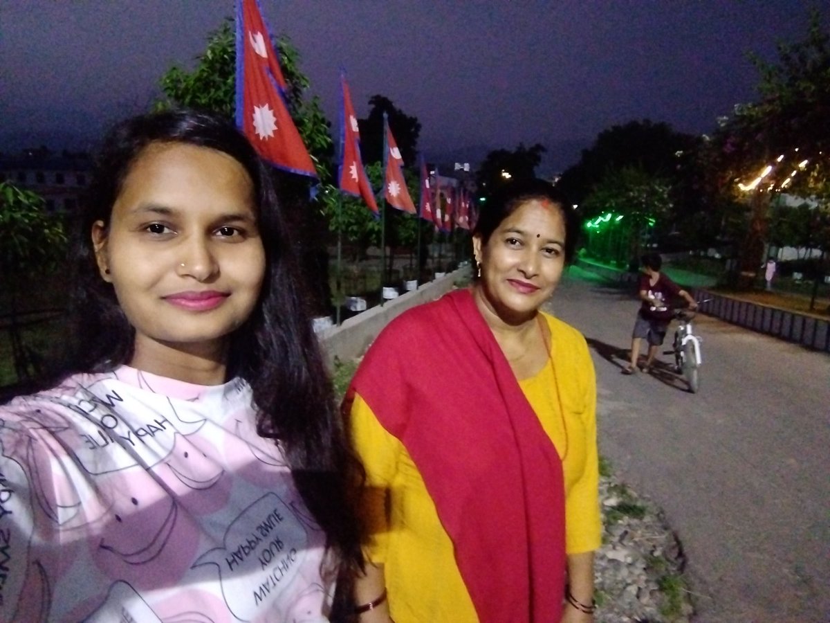 MayaRC5's tweet photo. Evening walk 👯 https://t.co/hLL2jQ1eHy