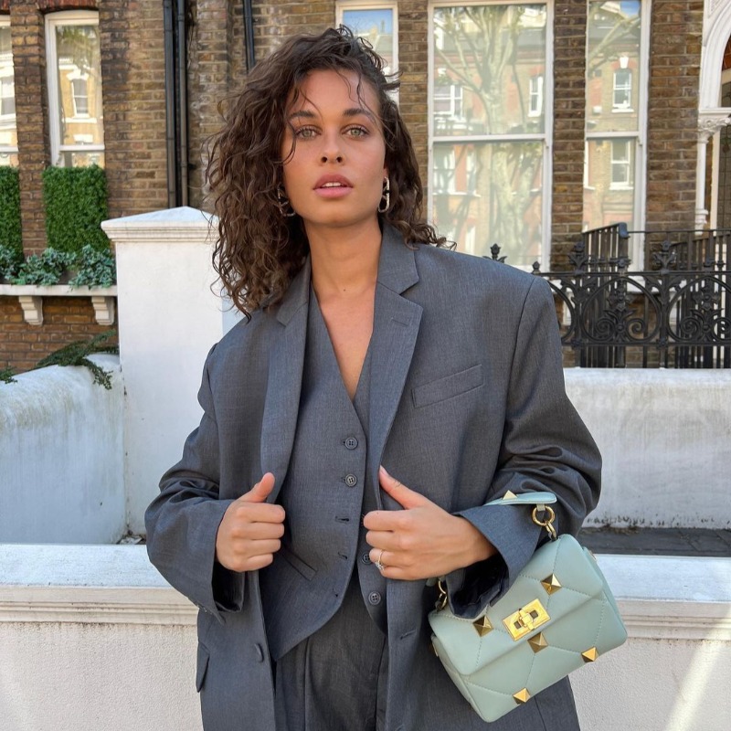 MaisonValentino's tweet photo. An iconic bag, now in new dimensions.​

#Kōki, #JessicaJung, #ShuzoOhira, #SarahLysander and #MarcForne were all seen with the new #VALENTINOGARAVANI Small #RomanStud bag.​

Shop the accessory now in new hues at https://t.co/kBdIozd26A