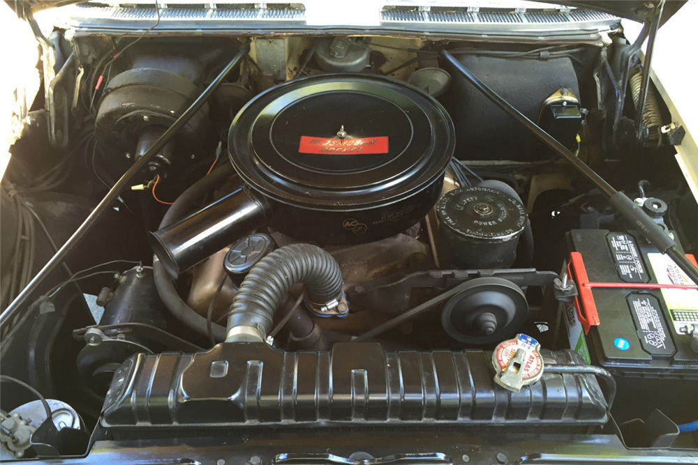 Mercomatic's tweet image. 1958 #Oldsmobile #Dynamic88 Holiday 4-Dr HT; 371 cid, 2 bbl, 265 hp; 4-speed HydraMatic; All #GM cars enjoyed  a one-year only total restyling. Dynamic 88 was the new entry level Olds. The 1958 look was considerably heavier and bulkier, and encrusted with appreciably more chrome.