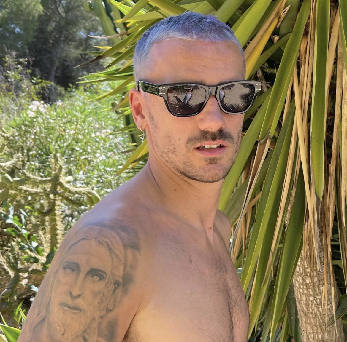 ActuFoot_'s tweet photo. Changement de coupe pour Antoine Griezmann. 🌈 https://t.co/OZJhsuvH6D