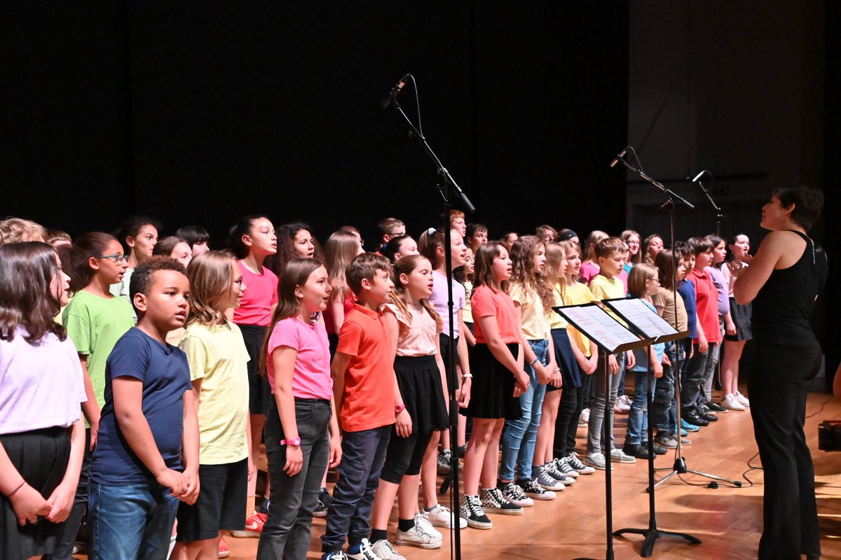 AcLille's tweet photo. Après un lancement en musique avec 100 musiciens et choristes sur l’œuvre La cité des dodos, les élèves et les experts ont pitché en 180 secondes leurs propositions pour une académie 100% #EDD. https://t.co/Nw7keVlwhb