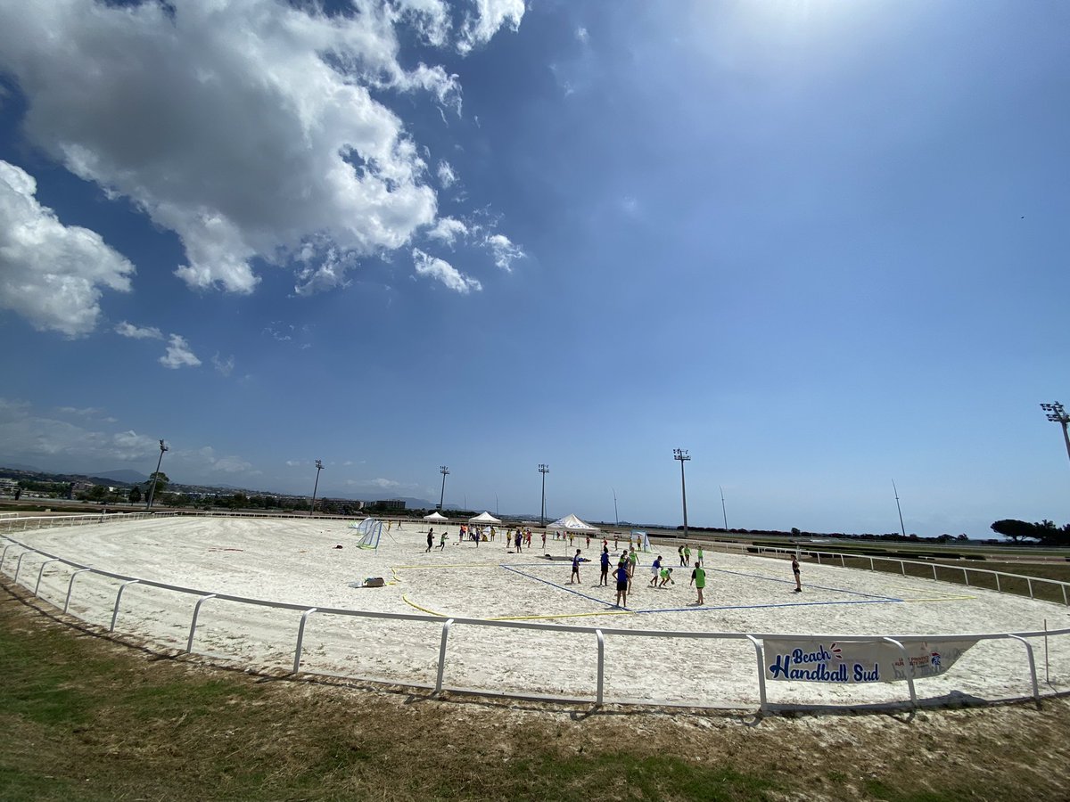HandballSud's tweet photo. 🤾🏿⛱Challenge Beach Handball Sud sur le magnifique site de l’hippodrome de Cagnes sur mer 

Rendez-vous demain, 🗓samedi 25 juin pour le tournoi jeune et 🗓dimanche 26 juin pour les +16 ans. 

Lien Map pour trouver l’entrée du parking
https://t.co/onq0LTR4th
@hippocotdazur https://t.co/IBhXSXEca7