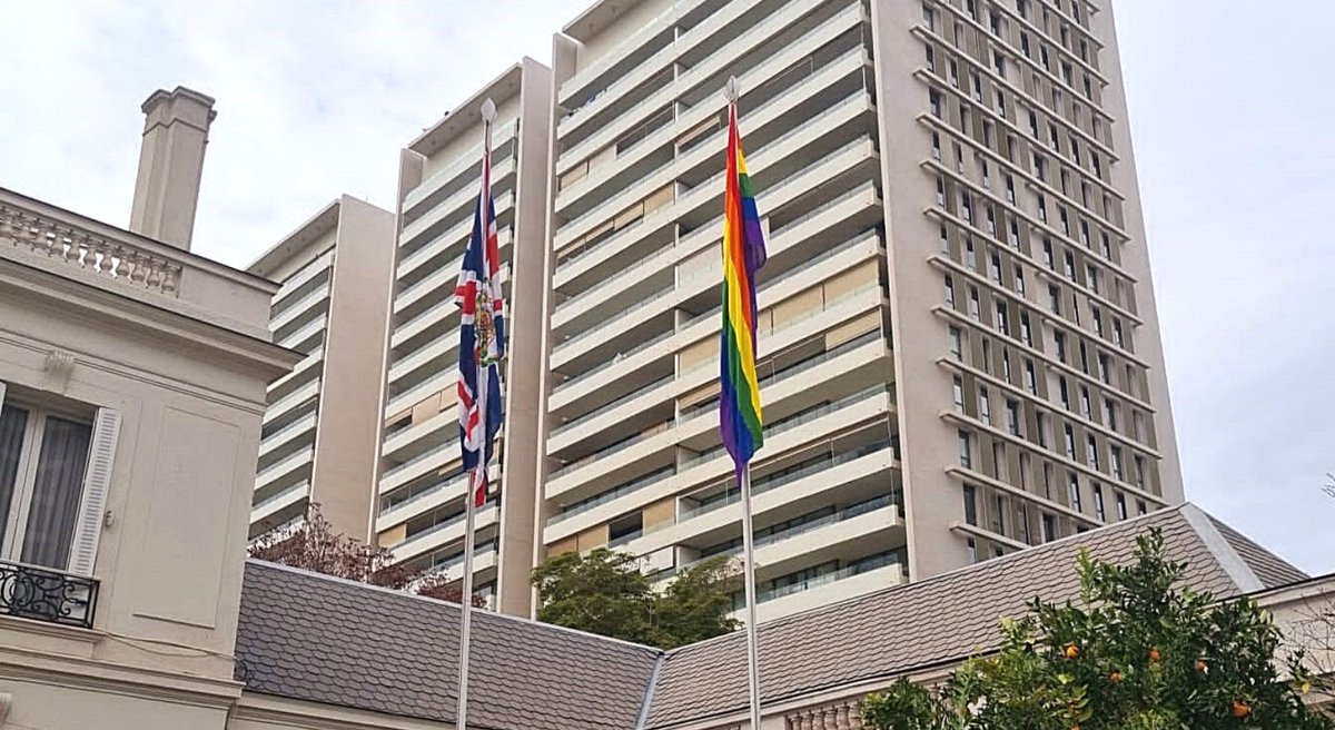 UKinChile's tweet photo. La Residencia se suma a las celebraciones del #MesDelOrgullo. Como Embajada, estamos comprometidos con el principio de no discriminación bajo ningún motivo, incluyendo el de orientación sexual e identidad de género. 
#LGBTIQA #PrideCL #OrgulloUKinChile https://t.co/W5mv6P3Kg1