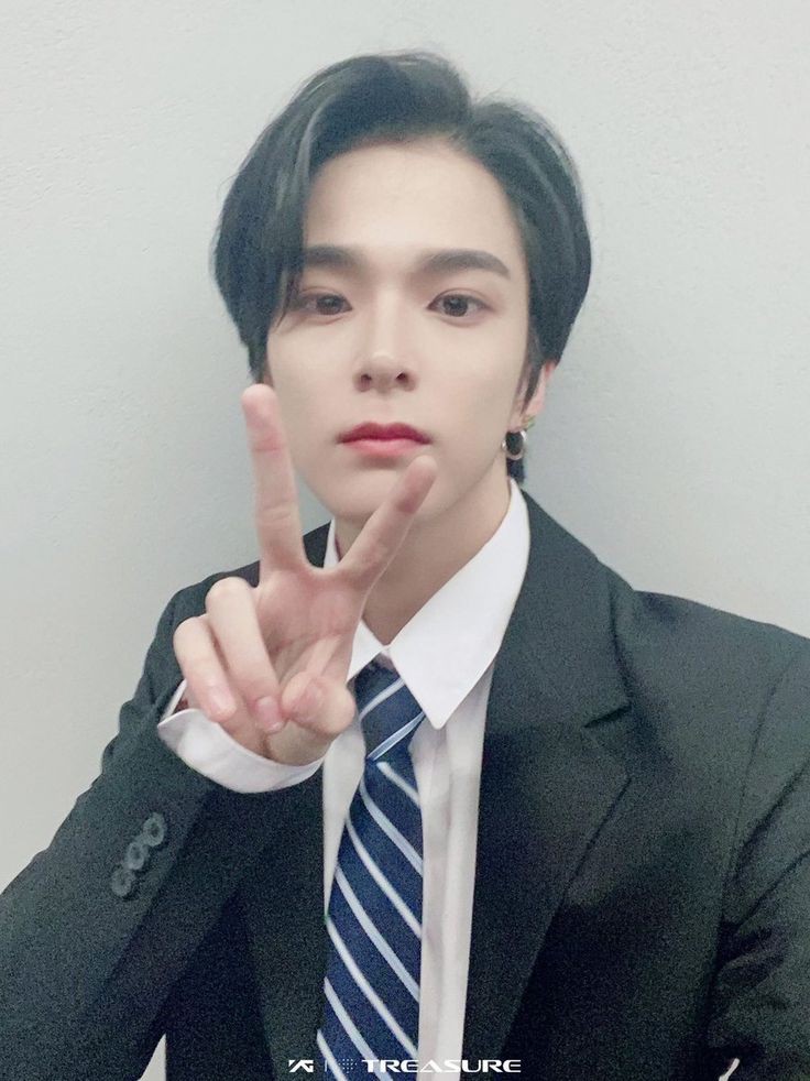 ก๊ง หนุ่มรุ่นใหม่ไฟแรงCEOอายุน้อย ที่มาแรงมากในช่วงนี้ ด้วยหน้าตาที่หล่อเหลา กับความสามารถที่เต็มเปี่ยม ไม่นานก็ขึ้นแท่น#.สามีแห่งชาติ ที่สาวๆหนุ่มๆต่างพากันกรี๊ด