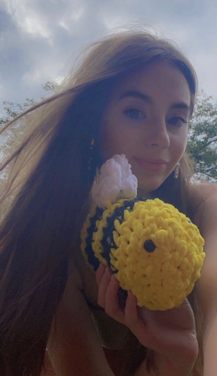 jonathan_mcmxcv's tweet photo. Hi @AstonMartinF1 😁

My girlfriends first crochet project was a bee for Seb and #SaveTheBees. Hope you love it as much as I do🐝

Our bee will be at Silverstone next week and he’s buzzing to cheer Seb on!! https://t.co/wGmLBm0KB1