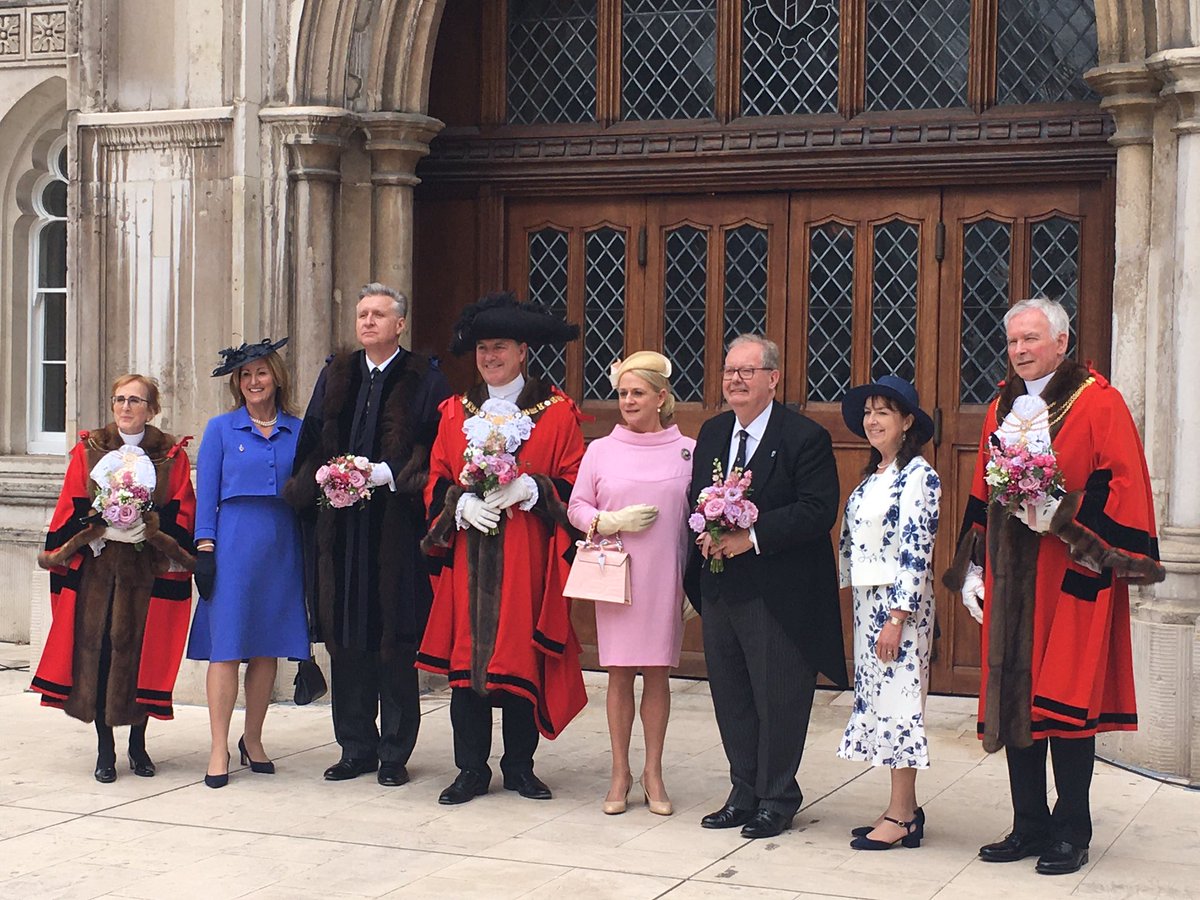 CLSC2's tweet photo. Lord Mayor, Lady Mayoress, Sheriffs, newly elected sheriffs (Alderman Alastair King and Andrew Marsden) and their consorts after #CommonHall today. #CityLife https://t.co/dyhACG5o1O