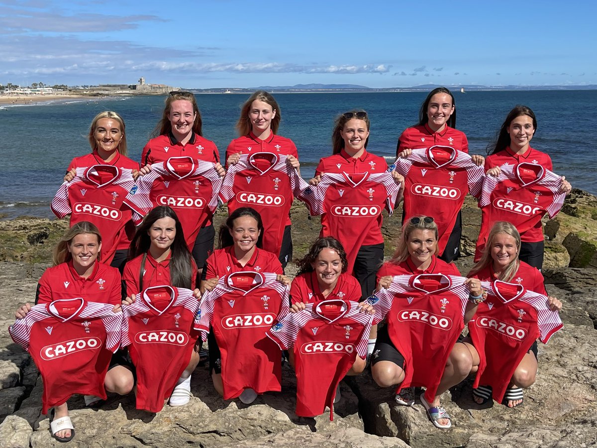 coachwakley's tweet photo. Cracking meeting and Shirt Presentation by @_JonathanHooper in beautiful Lisbon, ready for our first Rugby Europe with this young exciting group with an average age of 20. #nextgeneration #cymruambyth @WelshRugbyUnion https://t.co/LzZrKZ7i15