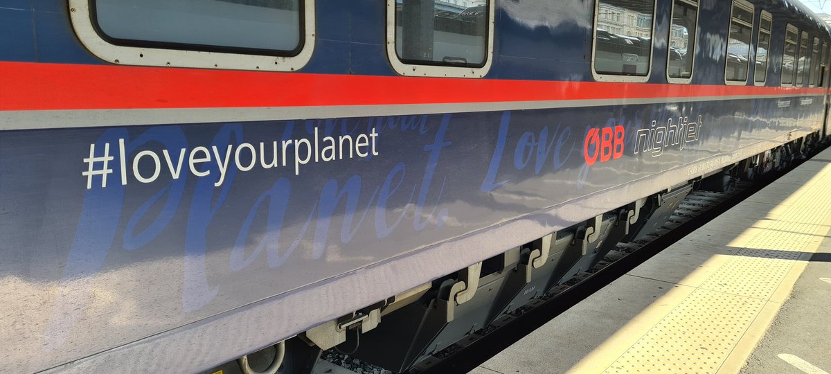 Paris Gare de l'Est: Platform 8 for the nightjet to Wien. London to Austria in 2 trains anyone?
#loveyourplanet 
#travel