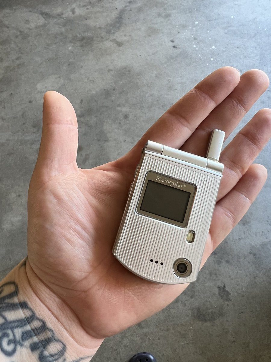 My second cellphone ever . I had to convince my dad $100 wasn’t a lot for this pre paid phone 🥲..