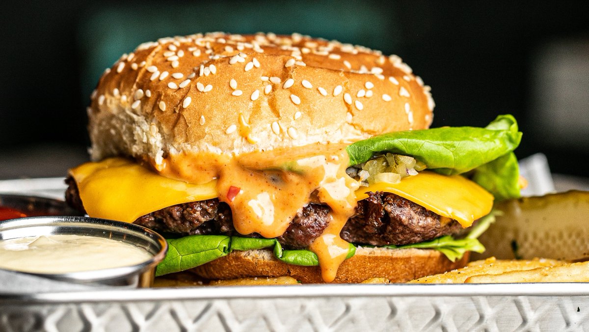 Reward yourself for making it to the weekend! A smash burger always hits the spot! 🍔 #arbellachicago #weekendishere #summertimechi