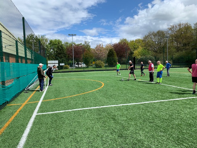 THAT MOMENT WHEN YOUR GIVEN A PENALTY 🫣
OVER 50'S WEDNESDAYS 11.30 COULD YOU SCORE PAST THE KEEPER????
#over50walkingfootball #WALKINGFOOTBALL #shirleyresidents #solihullfitness #solihullgetactive #ageuk #ageconcern #BetterLives