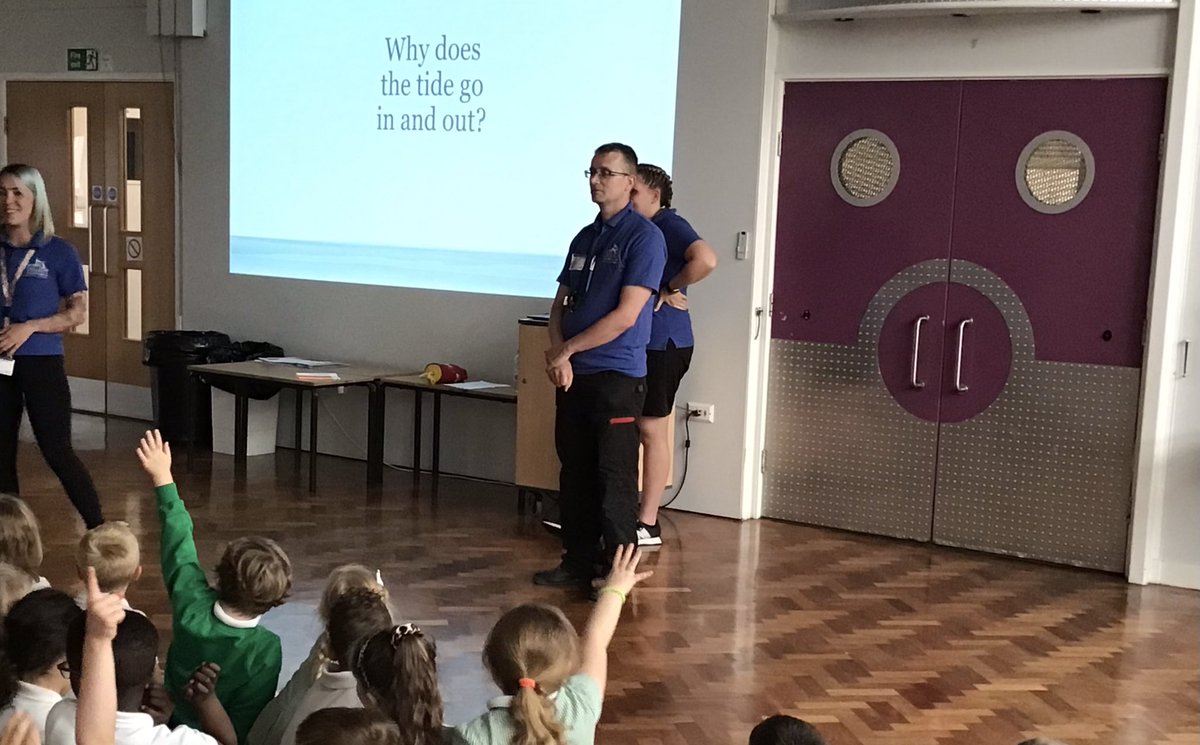 MissEllisClover's tweet photo. This afternoon, we had Beach Safety come in to talk to us. We learnt how to stay safe on the beach and who to call if we are ever in danger. We also learnt how to use a throw line to help someone who is at risk🌊 https://t.co/8K429SVEvK