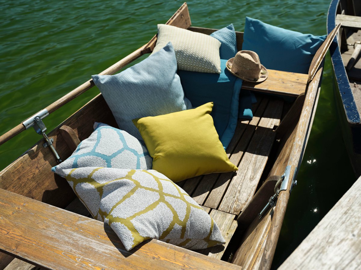 Eine Bootsfahrt, die ist – erst richtig bequem mit ein paar weichen Outdoorkissen, denen Sonne und Wasserspritzer nichts ausmachen. Entdeckt von #gibdirstoff 
Das Wasser? Der #Achensee 
Foto: Fine, Kollektion Paradiso
#snverlag #SNHome #Textil #haustex 
dekowiki.de