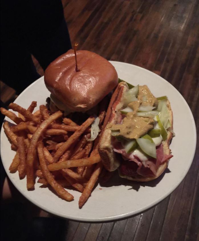 WilliamstonPub's tweet photo. If your sandwich ain’t a struggle to bite into, you definitely aren’t doing it right 😎
.
*Dine-In/Carry-Out*
Call: 517-992-5060
.
.
#WilliamstonMI #WilliamstonPub #WilliamstonEats #LocalEats https://t.co/4Bt4Imuouj