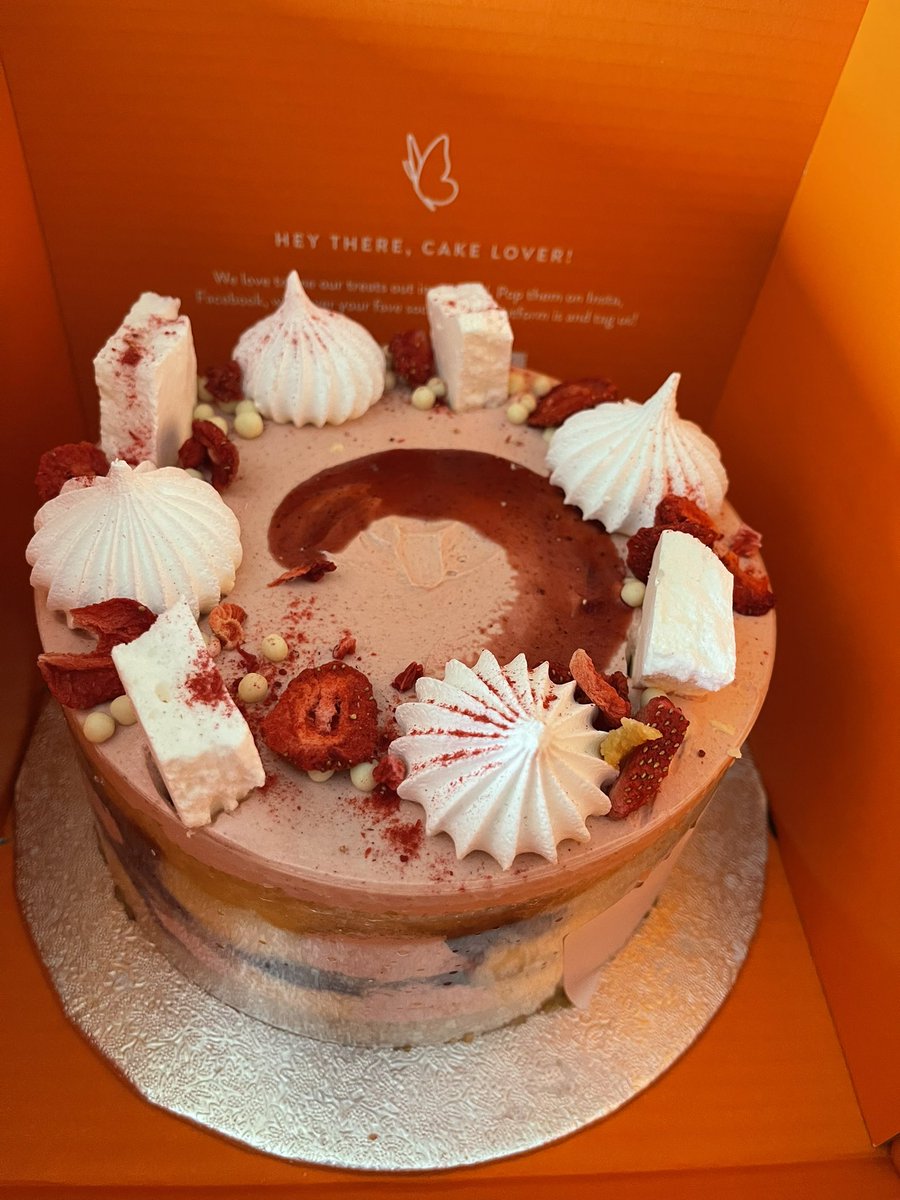 JessicaTabois's tweet photo. This year was the hardest in terms of choosing a birthday cake for my son!!!! So I let him pick his own cake and he went for the #EatonMess from @cutter_squidge Itโs absolutely stunning. Every time I order, the cakes get better and better ๐. #Cake #Heaven ๐ #Fresh https://t.co/r3jkppCcuc