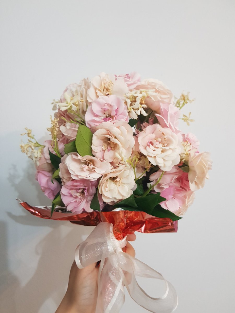 Bu akşam abimin görüştüğü kızın ailesiyle tanışacağız. Adı Yasemin. Annem ona yasemin ve gül topladı bahçeden ben de buket yaptım. Dünyanın en iyi görümce ve kaynanası mıyız??