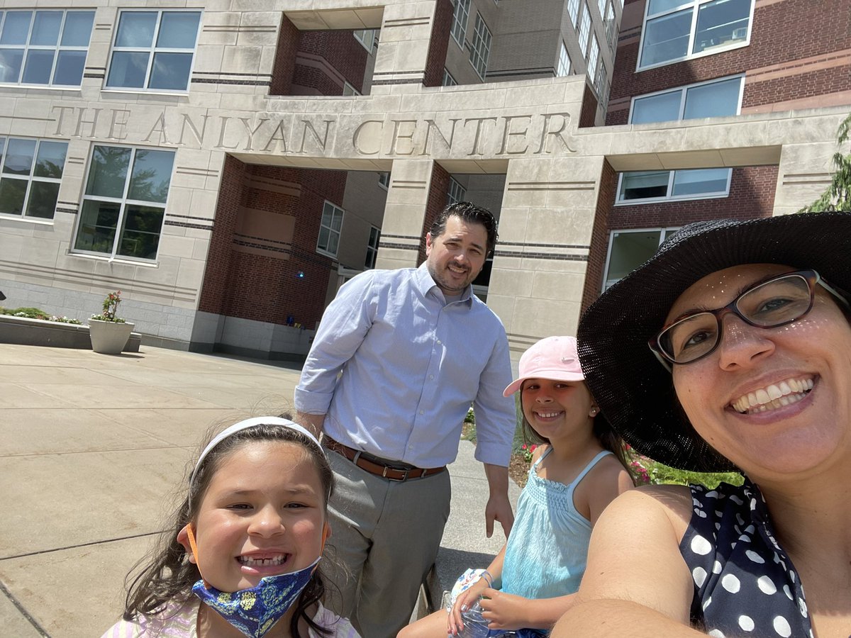 Loved showing my girls around my old lab at TAC and around @YaleIBIO while here for my husband’s 10 year @YaleSOMAlumni reunion