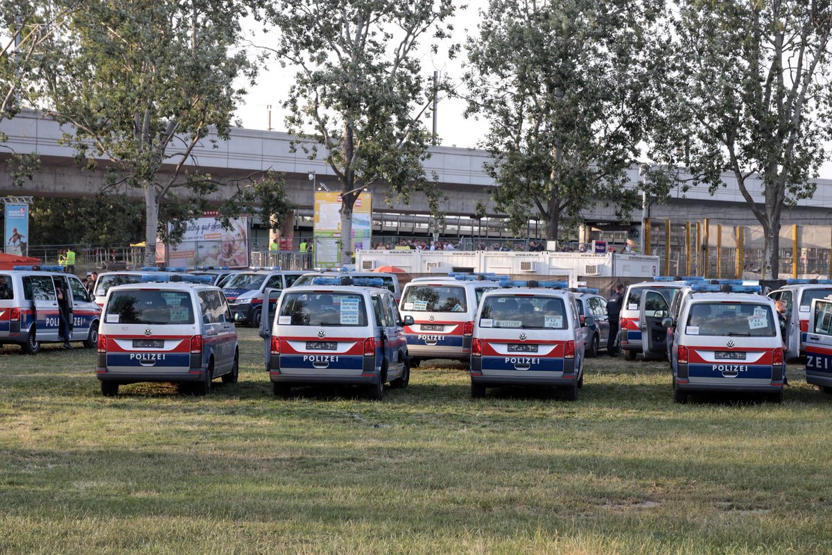 Da manche Leute nach einem gewissen Alkoholkonsum gerne etwas übermütig werden und in einem Polizei-Kennzeichen ein schönes Souvenier sehen, haben unsere Kolleg*innen vorgesorgt. #dif2022