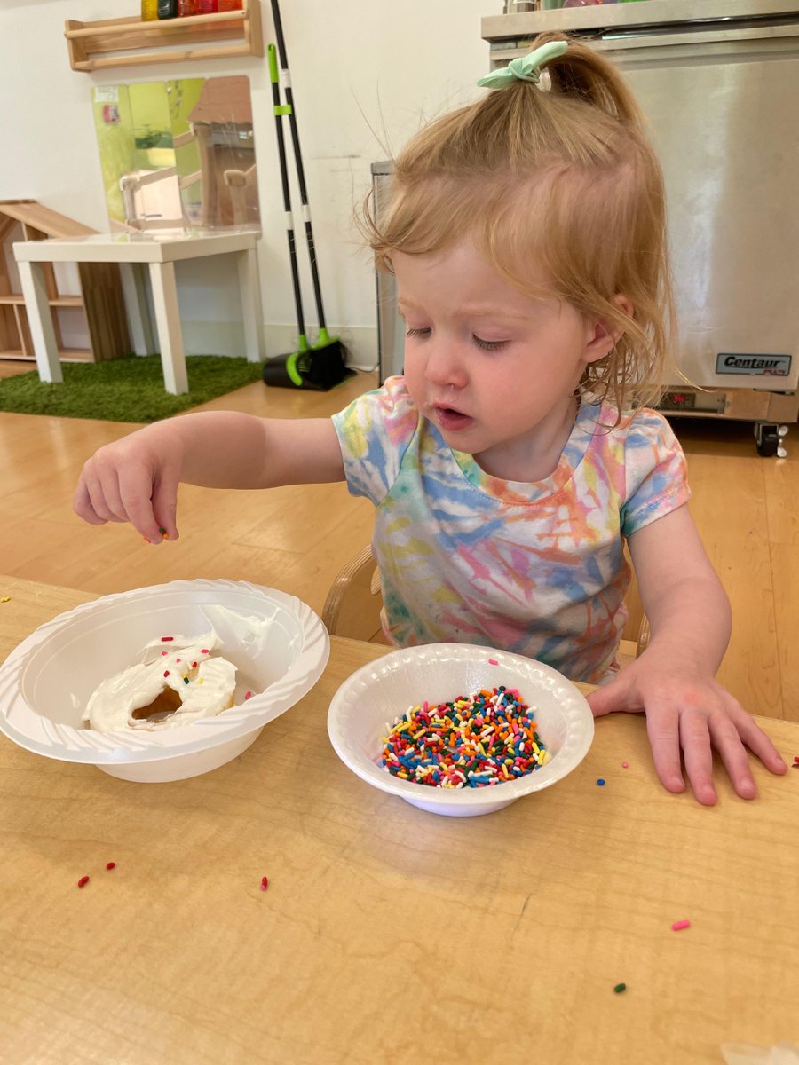 Fridays are for creative cooking! Today we made apple donuts. We used apple slices, yogurt, and sprinkles to create a yummy masterpiece. 

#creativecooking #klaschoolsofnaperville #YumYum #PleaseMrPanda