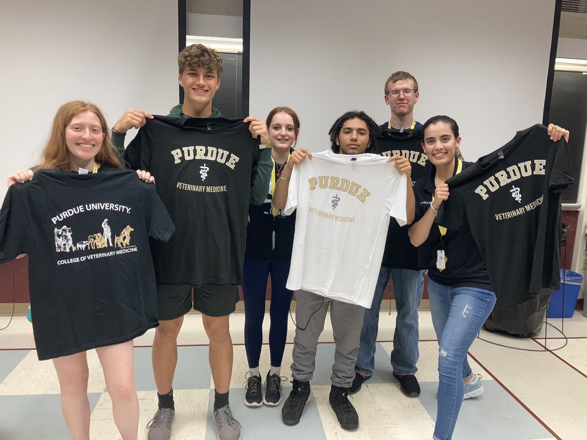 BoilerVetCamp's tweet photo. #TeamMadMax wins an awesome t-shirt from the Vet Shoppe due to most creative picture on Purdue’s campus! Let’s goooo team!
Here is the picture which got us the victory featuring John Purdue. https://t.co/SjkQ6PZ0TK