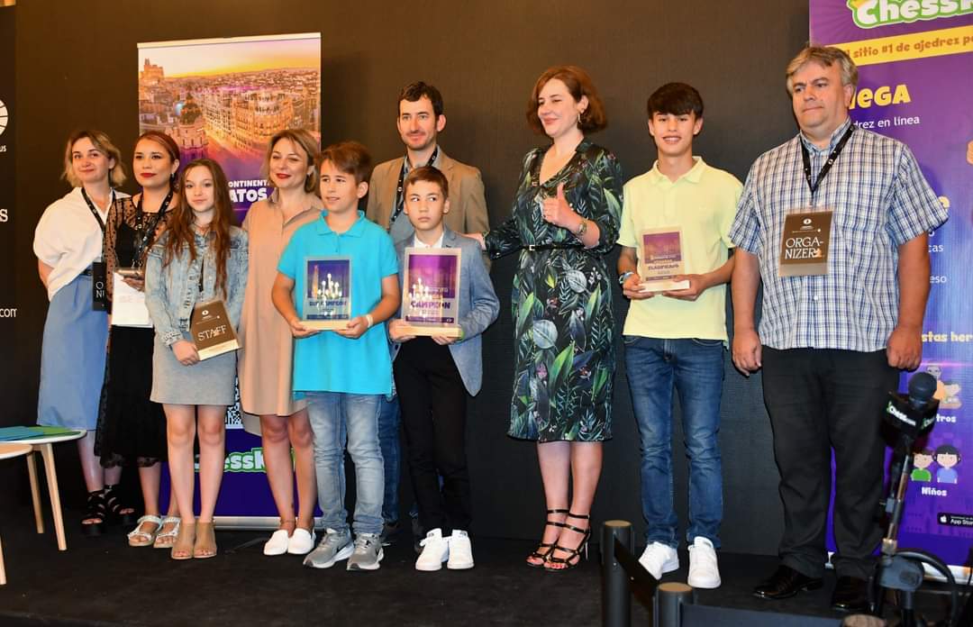 Patriciaajedrez's tweet photo. Torneo INTERCONTINENTAL CHESSKID Candidatos 2022.
24 de Junio - Ceremonia de Clausura.
Lugar: Palacio de Santoña. @SeleccionK @ajedrezenmexico @fenamac @USChessSchool @FIDE_chess @leontxogarcia @chesscom @ChesscomLive @chesscom_es @ChessKidcom @ChesskidES @kaissapy @HerediaCarla https://t.co/mqgoeSx8W4