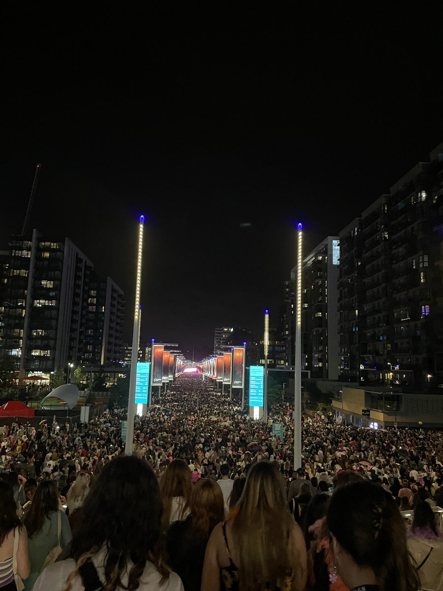 Fully blaming this shitshow after Harry Styles in Wembley for Covid catching us. Wedged tightly with tens of thousands for over 2 hours with no exits. Covid soup, the negligent fkrs 💀