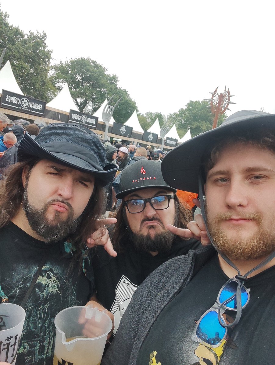 Flonatol's tweet photo. Génial le Hellfest pour le moment et merci pour la photo @Seb_du_Grenier et  @Benzaie_tgwtg 🔥🔥🔥 https://t.co/kxTUGbOzlj