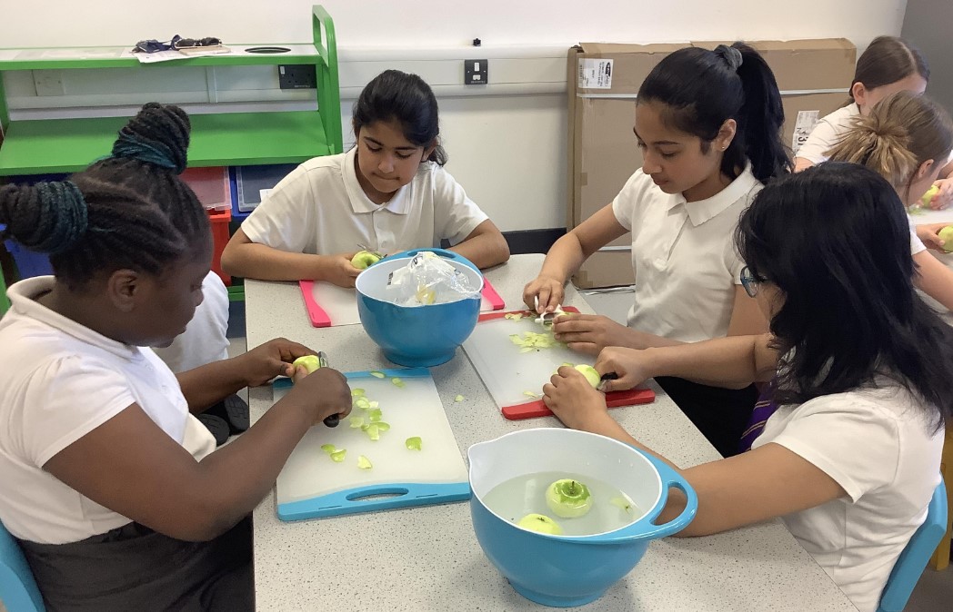 LuckLanepri's tweet photo. Year 5 have completed designing and making their fruit crumbles. Today they delivered a sample of their final products to The No1. Sandwich shop in Paddock who are going to given them some feedback. 

 #designtechnology https://t.co/ptZZkK26Mq