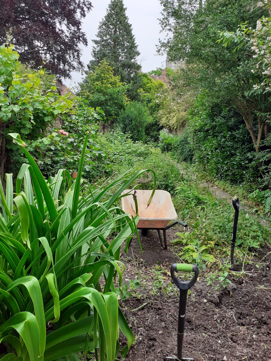 AlabareUK's tweet photo. Here are the England Boots on the Ground and Veteran Buddy-to-Buddy schemes at the Arundells Community Garden project in #Salisbury. This is where a group of veterans and local residents have come together to build relationships. #wiltshire #veterans #arundells #BOTG @Arundells https://t.co/dlMaUMZG0k