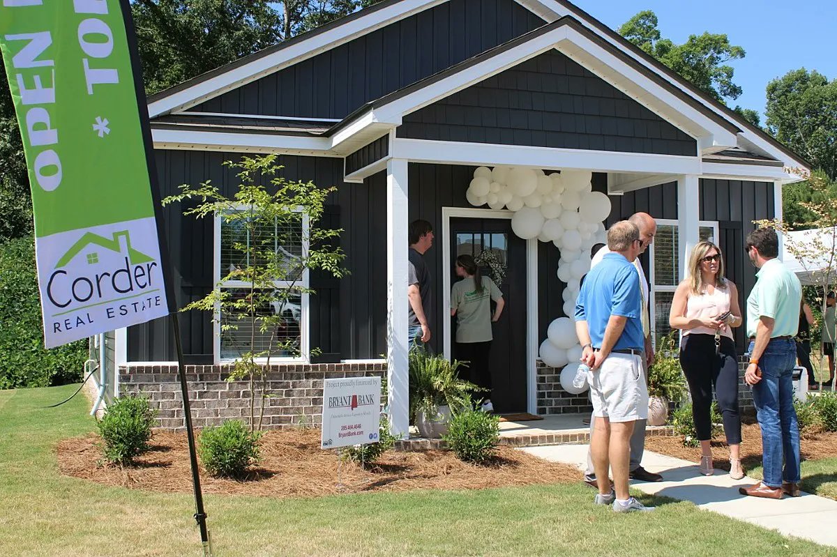 TCLThread's tweet image. As prices skyrocket and available inventory plummets in the Tuscaloosa housing market, one homebuilding group is betting on the success of smaller, more affordable "tiny houses," the first of which was unveiled Friday.

tuscaloosathread.com/tuscaloosa-aff…
