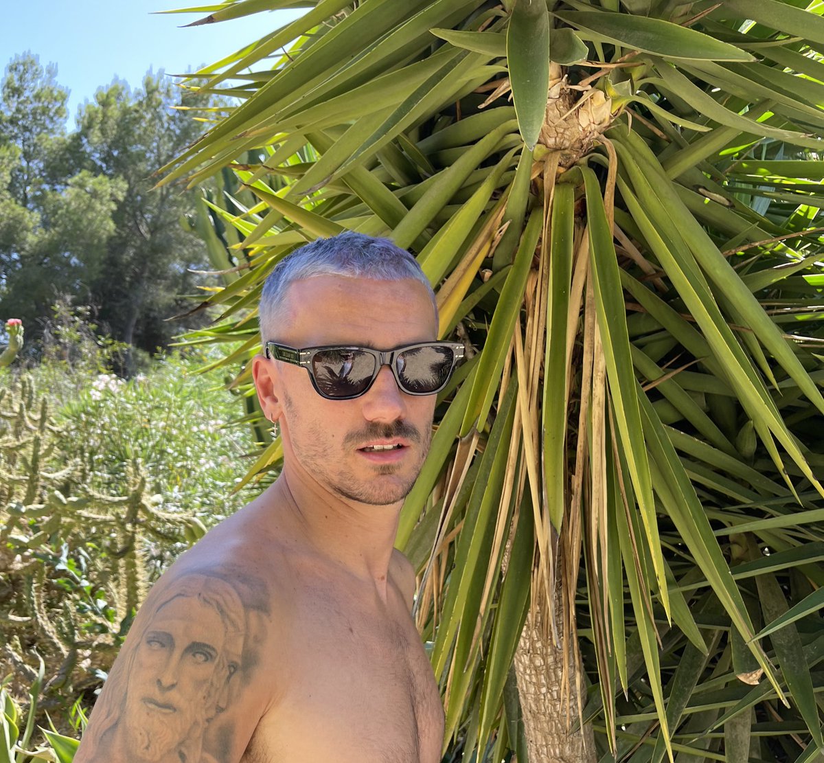 AntoGriezmann's tweet photo. Me he cortado el pelo Me he comprado otro tinte 🎶 https://t.co/jCyUBqwQTn