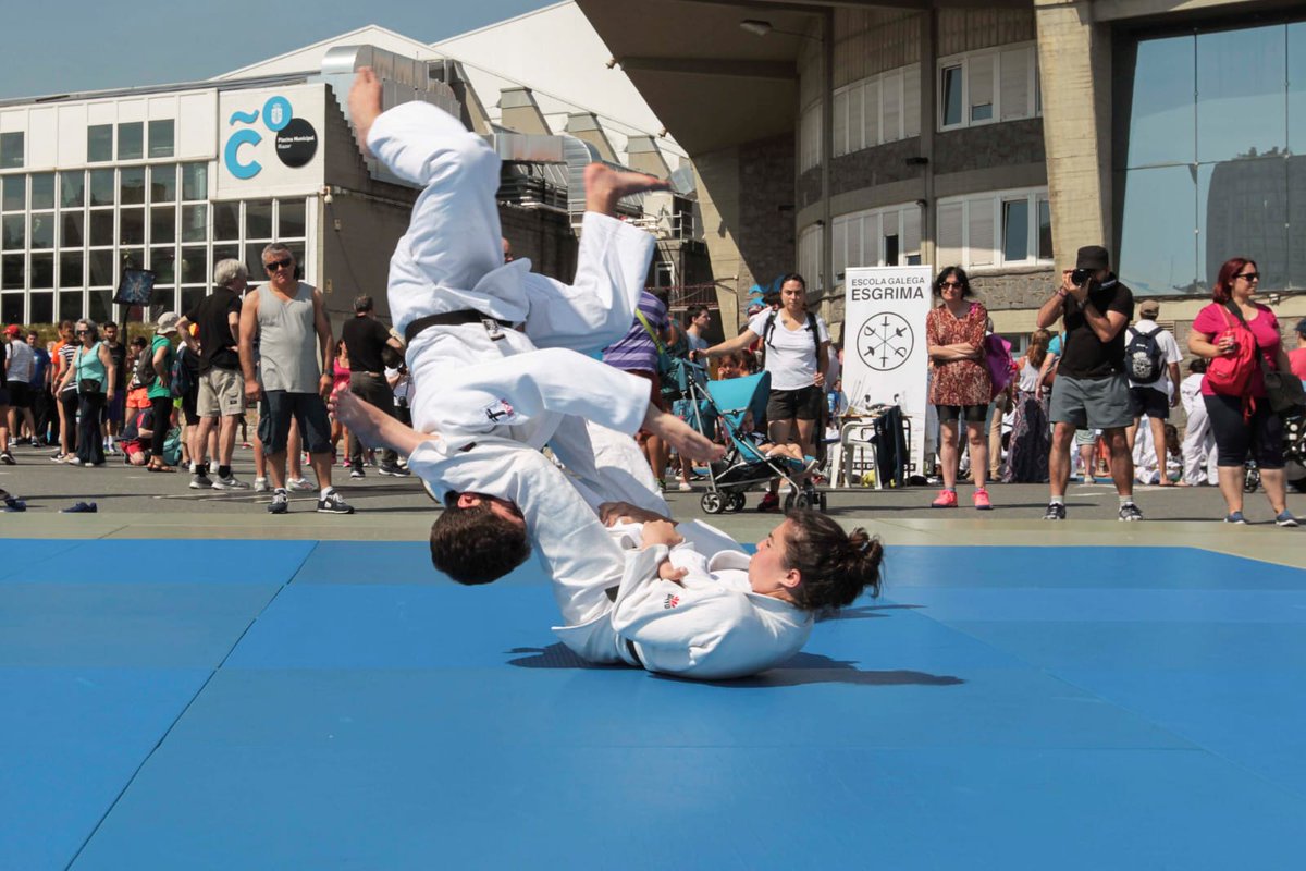 Xa non queda absolutamente nada para o deporte saia ás rúas da cidade herculina! 🙌

Si, será este domingo, 26 de xuño, en 5 localizacións: Pista de Durmideiras, Xardíns de Méndez Núñez, Riazor, Fábrica de Tabacos - Punto Desarrolla e Praia de Oza. 

Chío 1/2