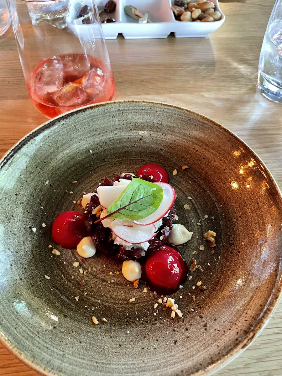 KorpelaPetri's tweet photo. Oli kyllä hyvää - korkea hintalaatusuhde - alkuun negroni, neljä ruokalajia, ylimääräisenä juustot - kaikkiin lasi viiniä, loppuun kahvi ja makeat 71,90e. Palvelu myöskin todella hyvää. #ledebut https://t.co/kDLHsmUbEi