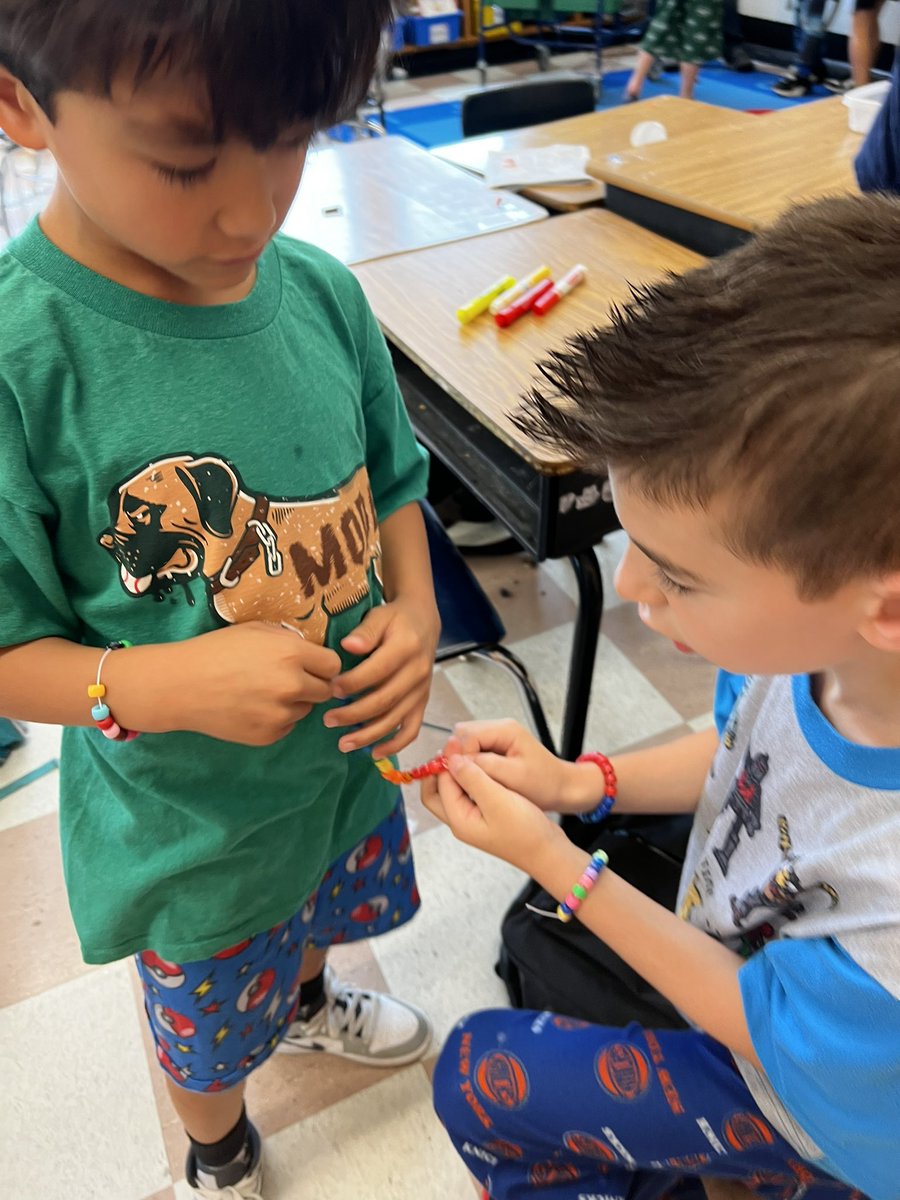 MsgibsonM's tweet photo. Ending the year with friendship bracelets - celebrating all the new relationships we made this year. #connectedclasses #ewlearns @ns_mazur @NorthSideEW https://t.co/zIgNAuoNzJ