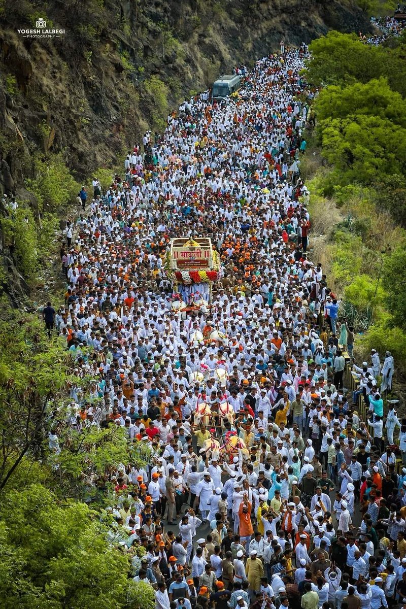 lokesh_jharbade's tweet photo. भू वैकुंठ पंढरपुर की ओर मार्गस्थ संत श्री ज्ञानेश्वर महाराज आषाढ़ी वारी पालखि सोहळा, दिवे घाट से विहंगम दृश्य !
सुखी संसाराची तोडुनिया गाठ ! 
पाऊले चालती पंढरी ची वाट !! 😊🙏🚩
#वारी2022 #vari2022 #ashadhiwari2022 #vitthalrakhumai https://t.co/IgtfAGl3Fb