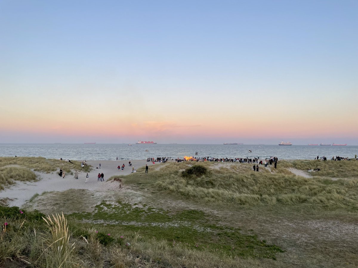 DanemarkenFR's tweet photo. Tout au nord du Danemark, à Skagen entouré de milliers de gens, dans une ambiance et une lumière digne du peintre Krøyer, S.A.R. La Princesse Marie a prononcé hier soir le discours du feu de la Saint-Jean « Båltale” pour célébrer l'été danois. Beau moment 🇩🇰☀️🔥 https://t.co/0wlOSSHF3r