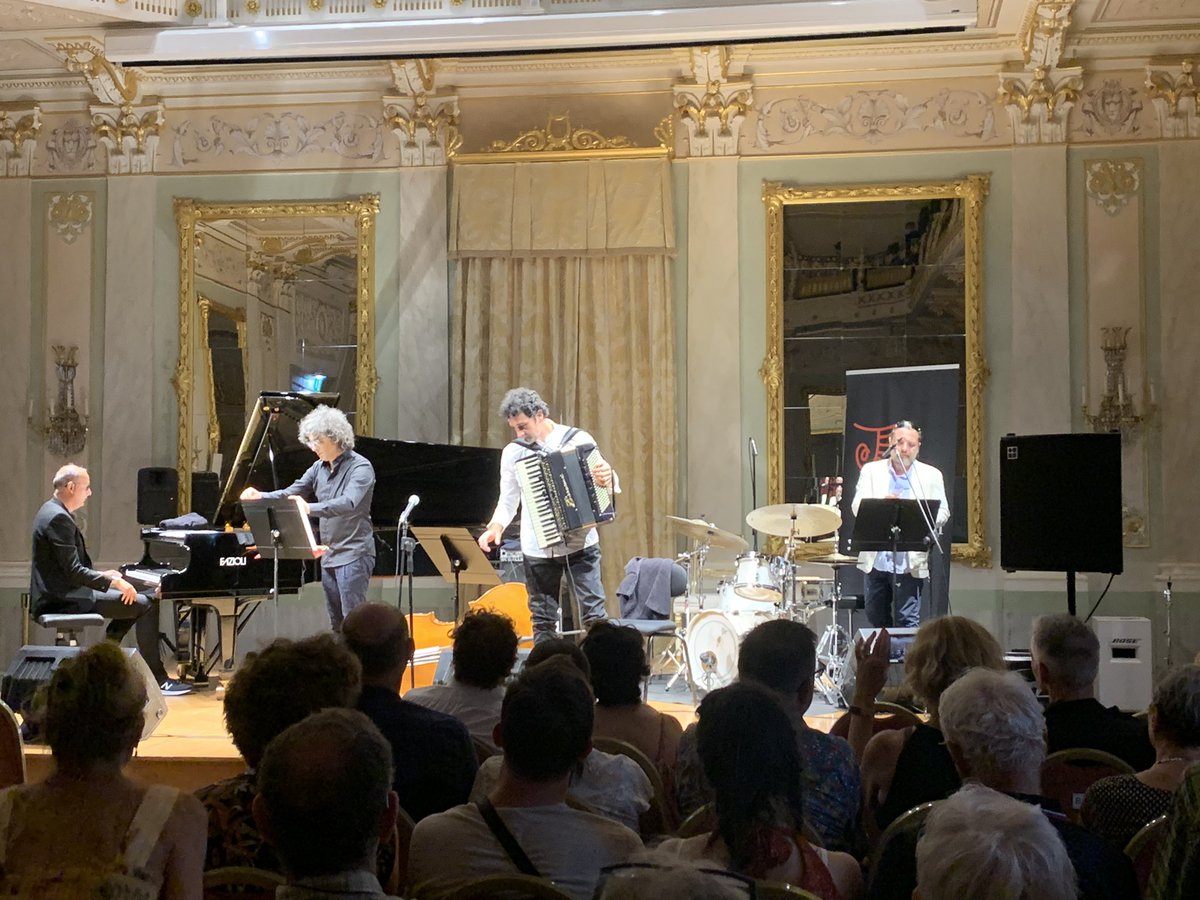 Suomalaisia juhannusperinteitä kunnioittaen haitarimusiikkia Venetsiassa. Hieno bändi ja paikka. Vince Abbracciante 4tet.