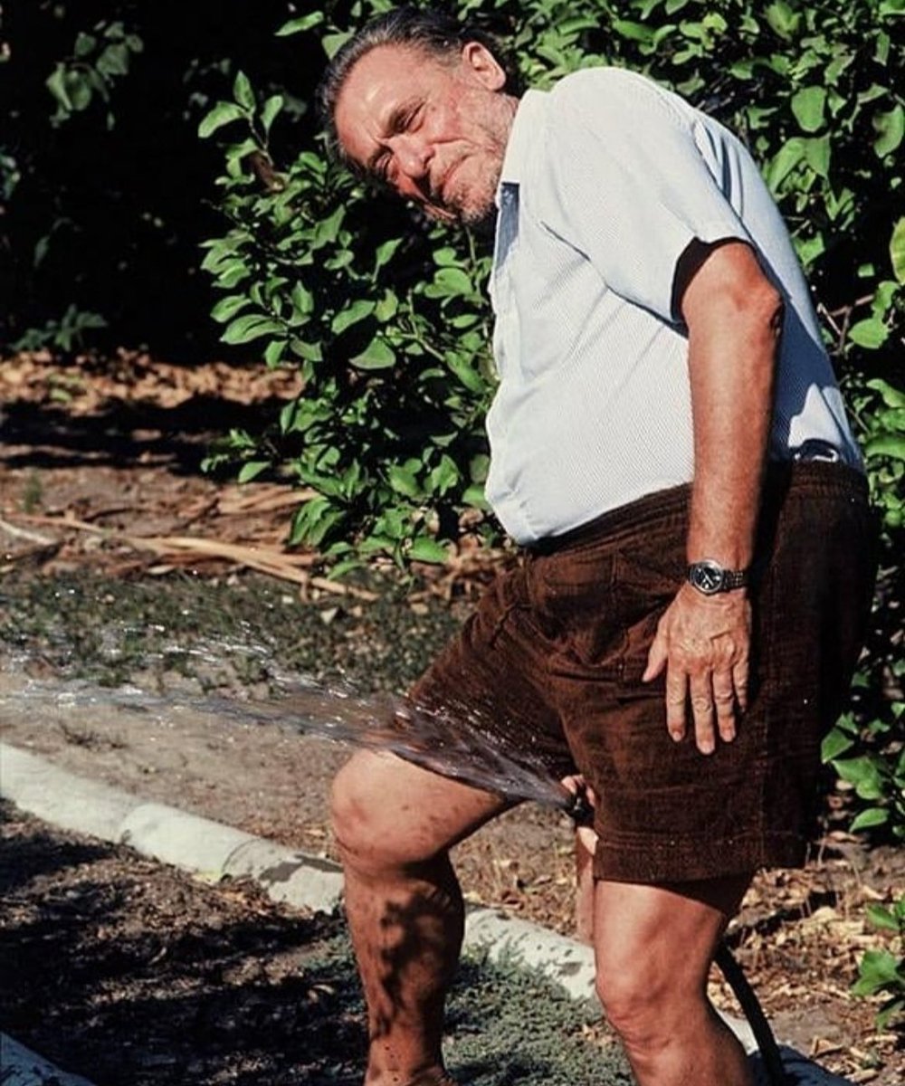 EnanaMusarana's tweet photo. “Entiéndeme. No soy un mundo ordinario. Tengo mi locura, vivo en otra dimensión y no tengo tiempo para cosas que no tienen alma.”

 Charles Bukowski. https://t.co/PxmtziOWDq