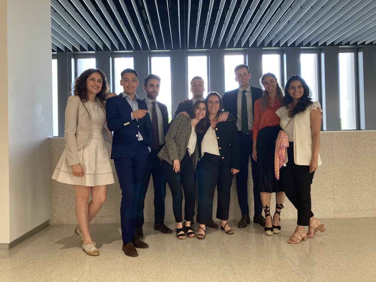 mcpc_unav's tweet photo. C’est fini!
Cuatro trabajos excelentes presentados por 17 alumnos extraordinarios que, ahora sí, han terminado el MCPC.
¡Mañana celebraremos la Graduación! 
👏🏻👏🏻👏🏻
#TFM
#MCPC18 https://t.co/2pXym4bXAr
